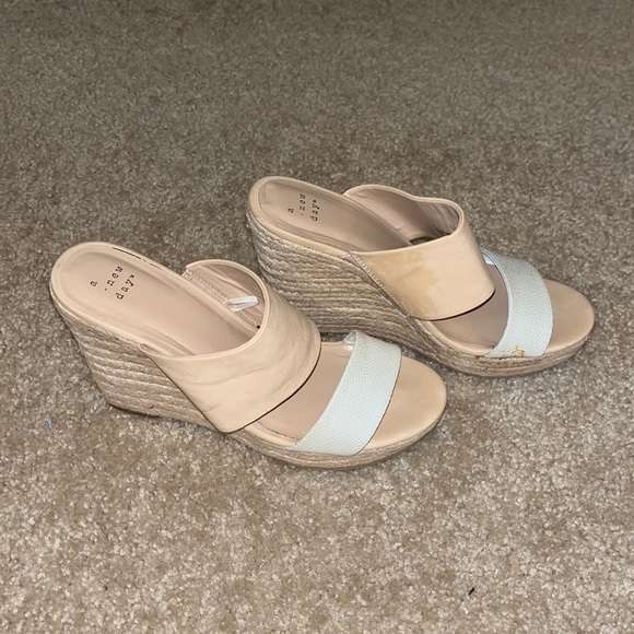 Nude and ivory double strapped 4 inch wedges - Picture 4 of 5